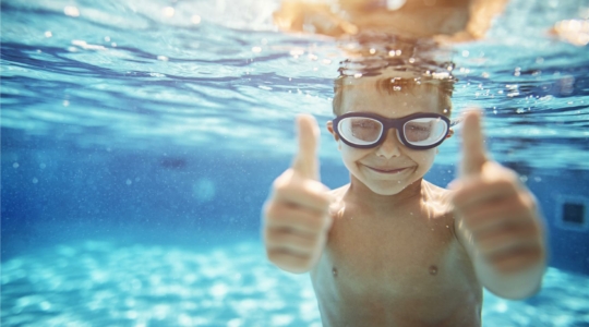 Wie lernt mein Kind schwimmen?