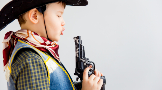 Jungen und Waffen – eine Kombi mit Zündstoff
