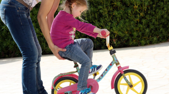 Kind Fahrradfahren beibringen