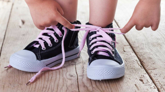 Schuhe binden - so bringt man's Kindern bei
