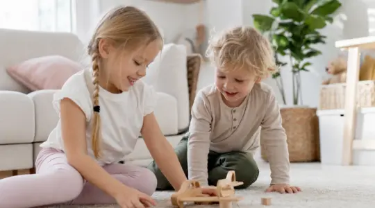 Zwei Geschwisterkinder spielen fröhlich zusammen