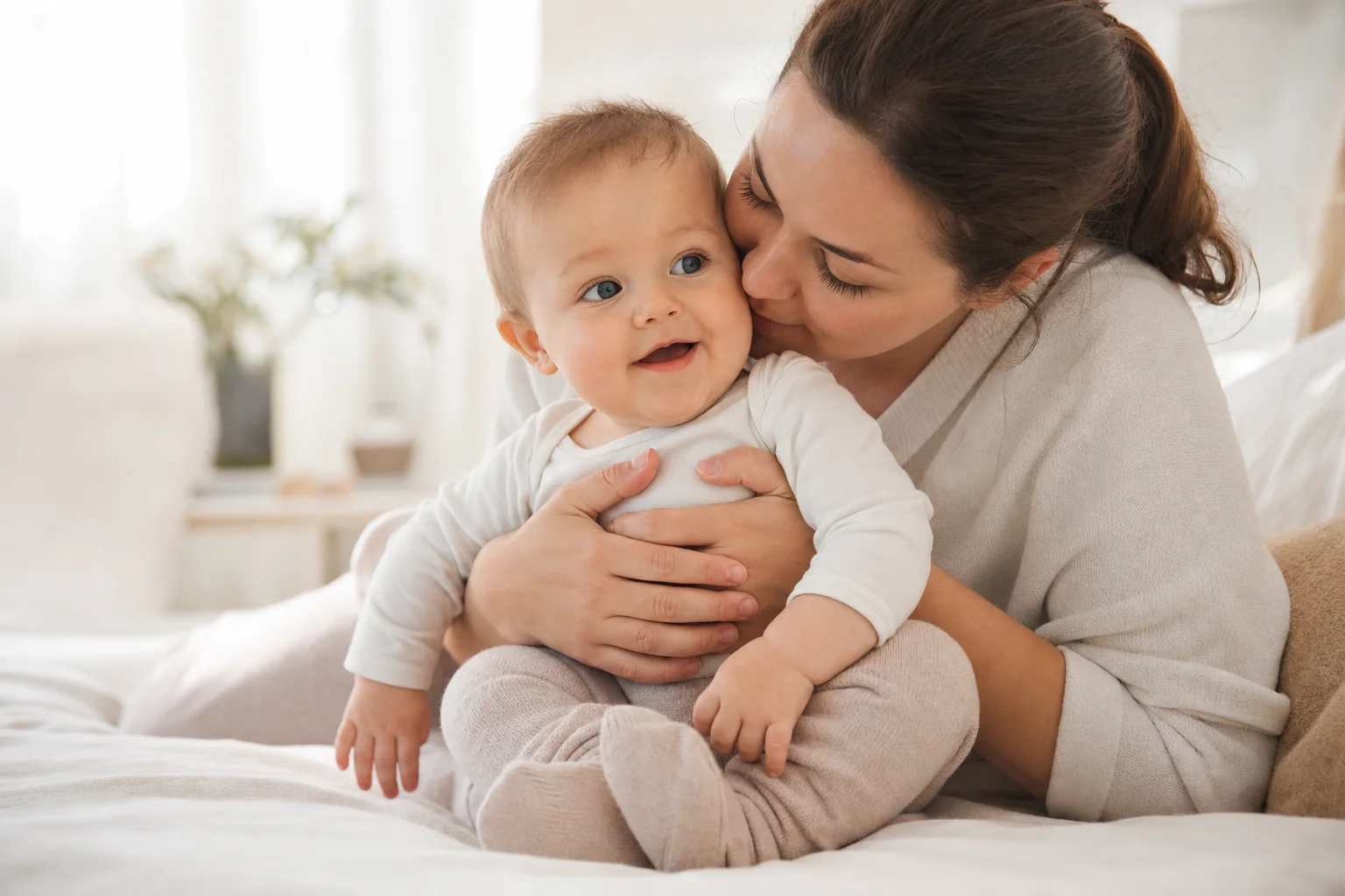 Elternteil und Baby genießen einen Kuschelmoment