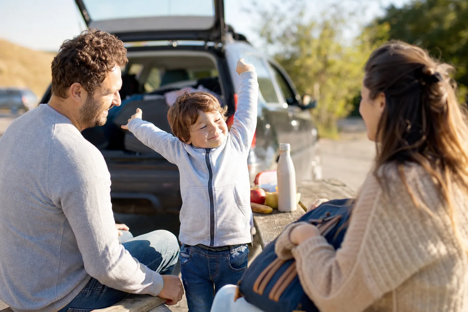 Familie macht eine fröhliche Pause am Rastplatz