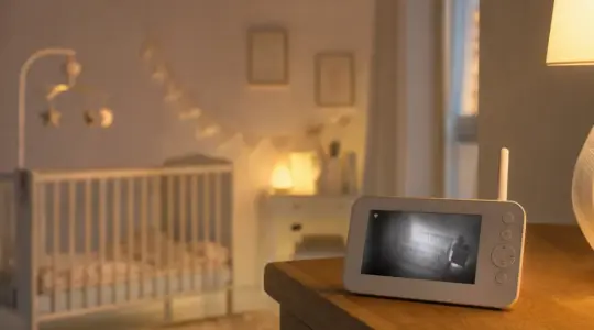 Babyphone auf einer Kommode am Abend