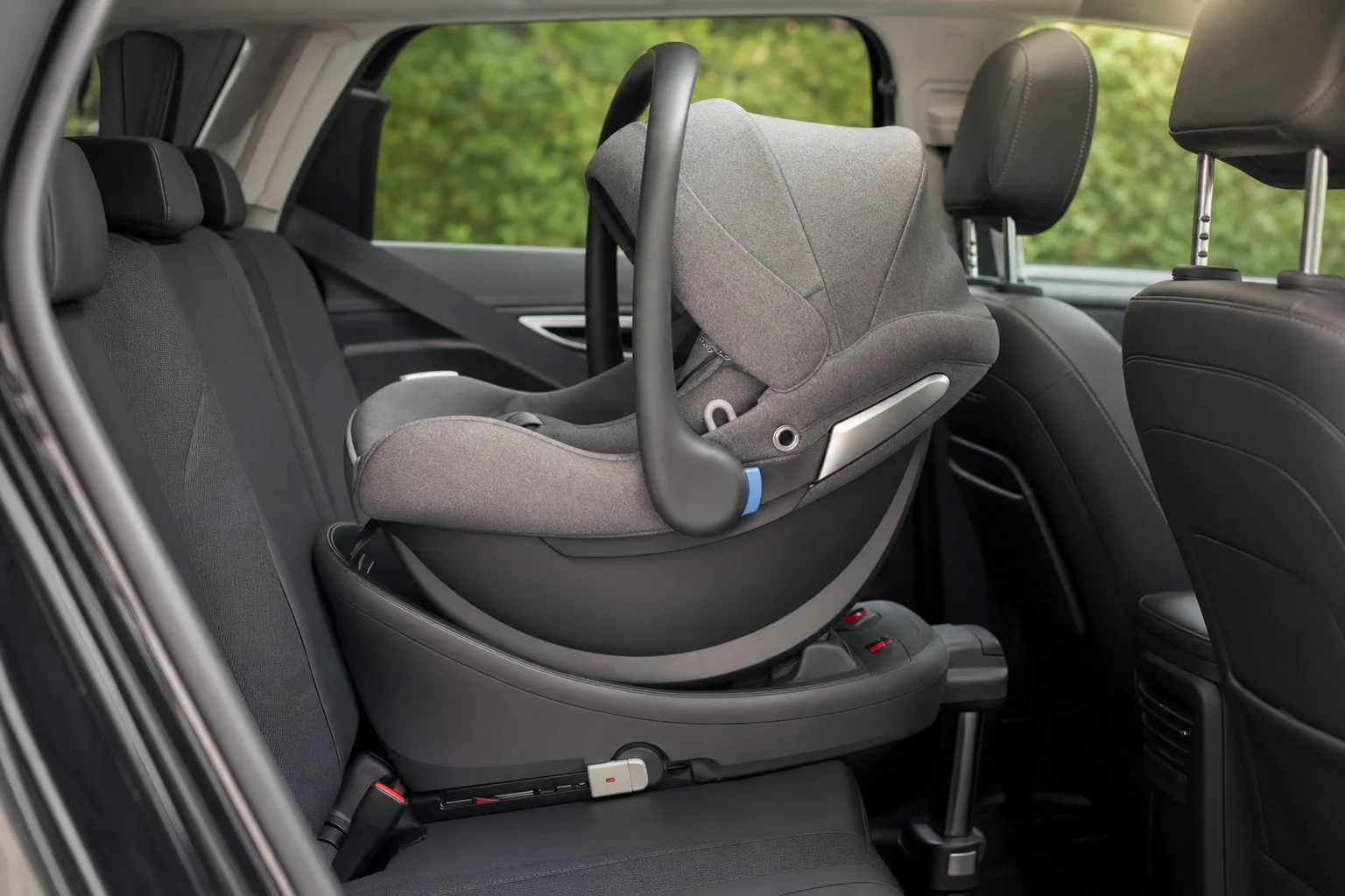 Rückwärts auf Isofix-Basis befestigte Babyschale im Auto