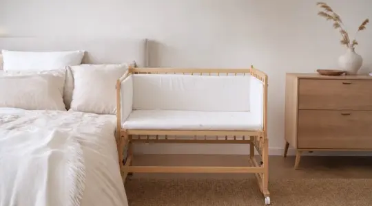Beistellbett am Elternbett im hellen Schlafzimmer
