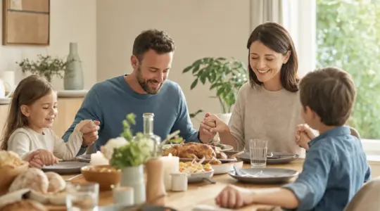 Familie genießt dankbar einen gemeinsamen Moment