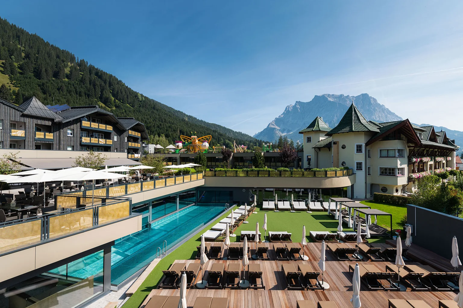 Alpenrose Familux Resort in Lermoos mit Blick auf die Zugspitze