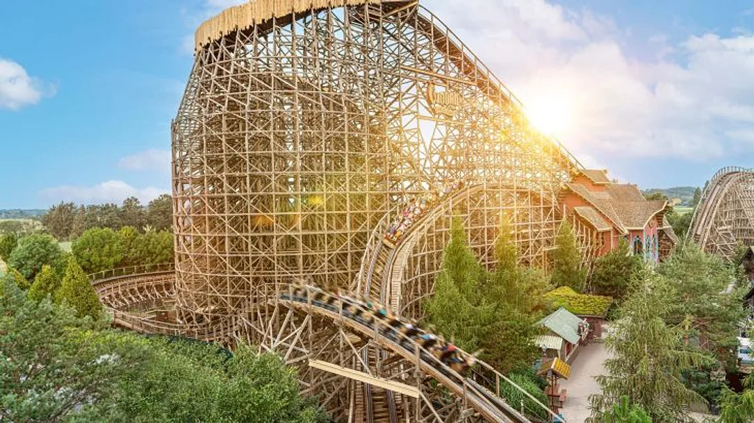 Achterbahn in einem Freizeitpark