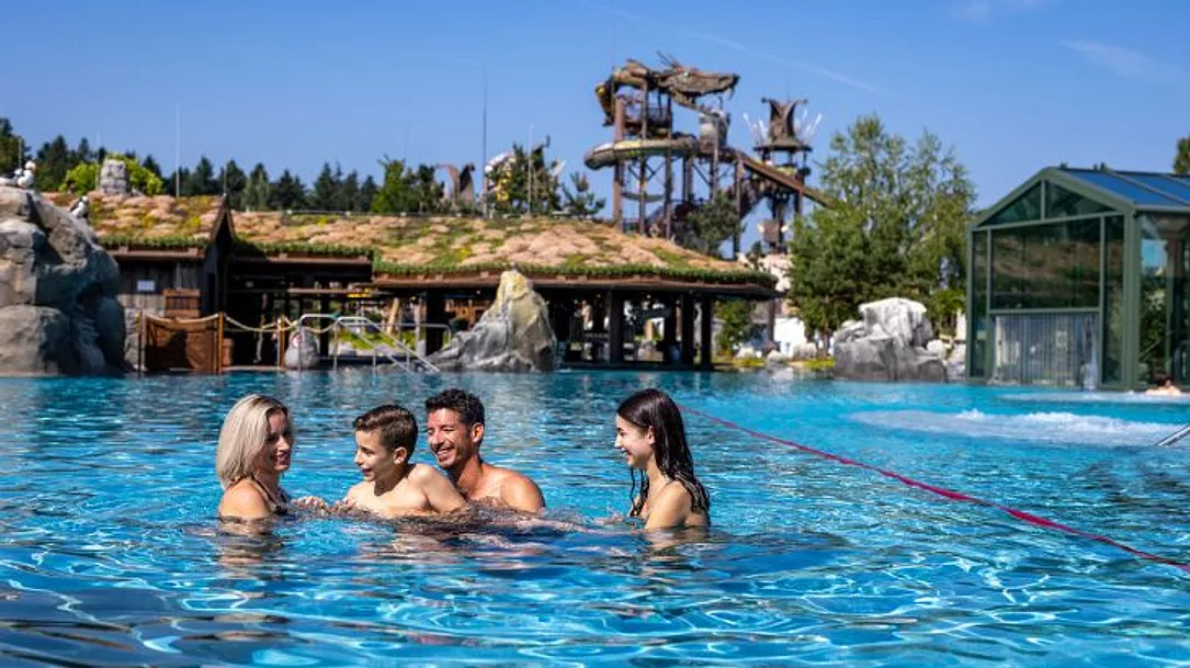 Familie im Wasserbereich eines Freizeitparks