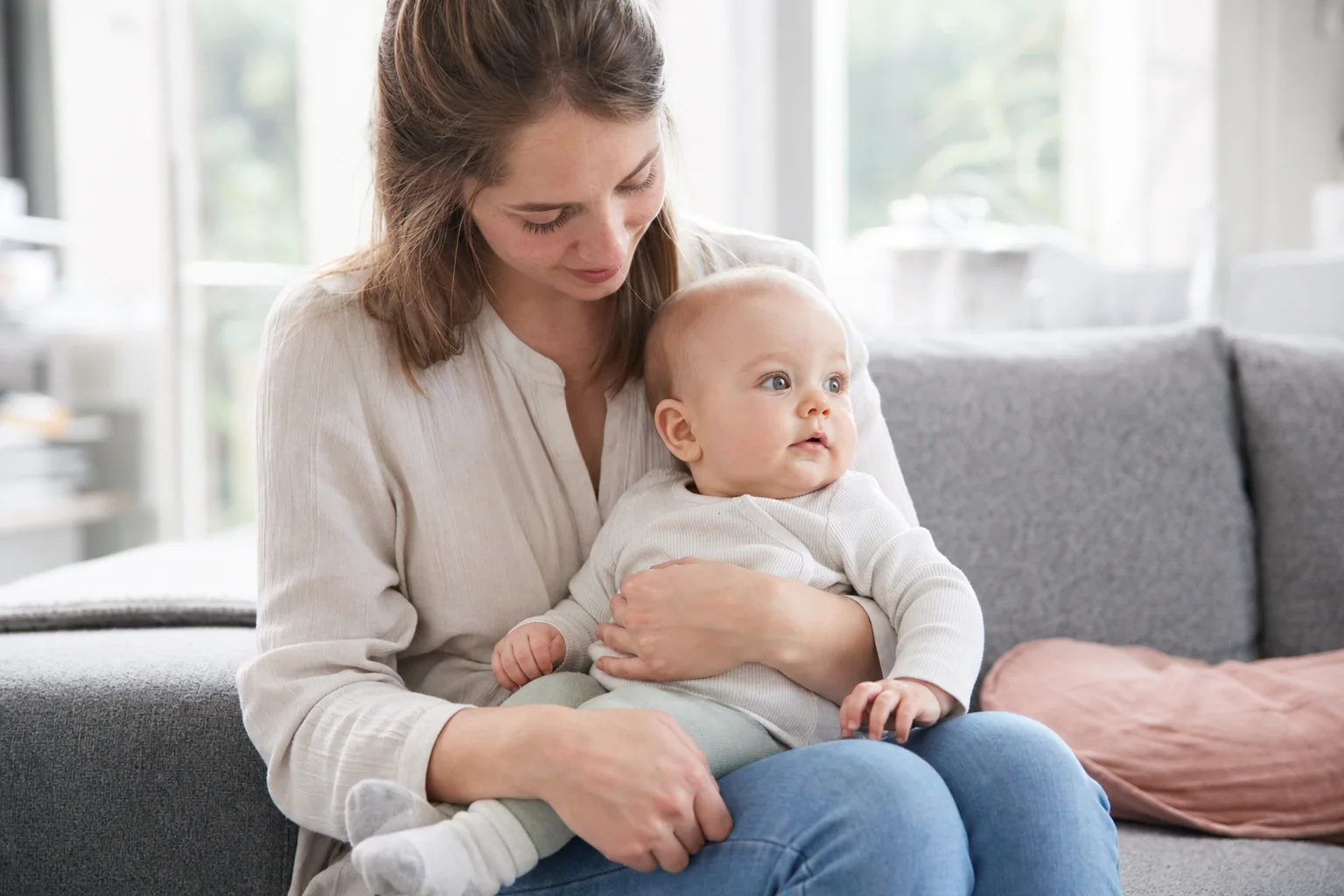 Baby beobachtet vom sicheren Schoß aus neugierig die Umgebung