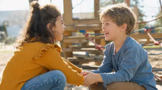 Zwei Kinder spielen fröhlich zusammen