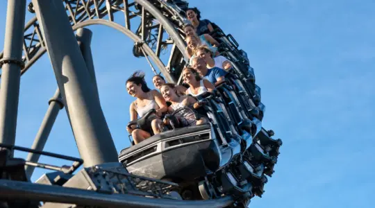 Achterbahn in einem Freizeitpark