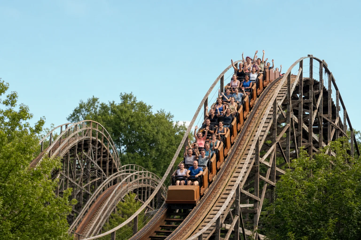 Holzachterbahn in einem Freizeitpark