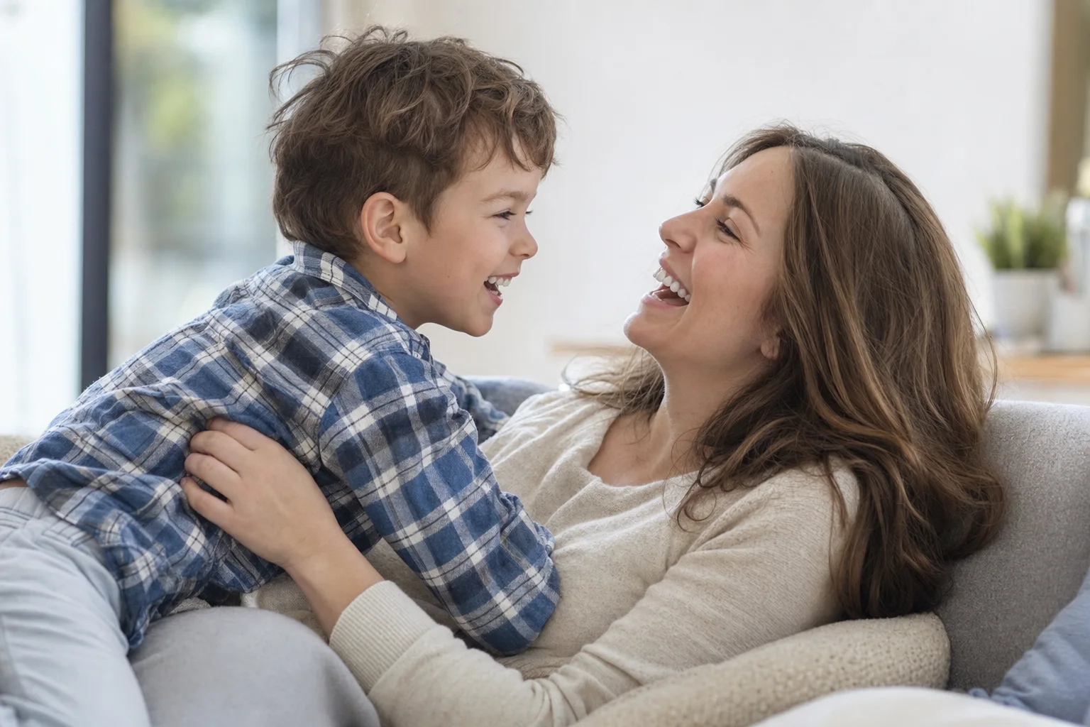 Elternteil und Kind sind entspannt und liebevoll miteinander