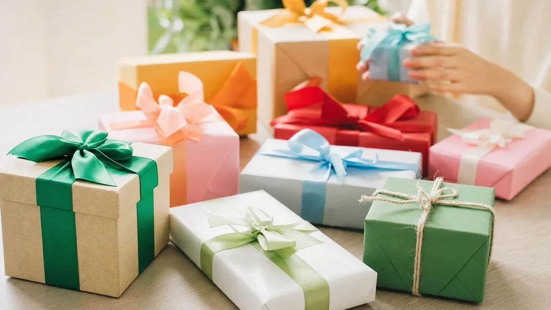 Bunt verpackte Geschenke für Kinder