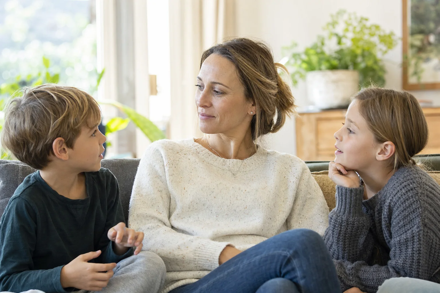 Mutter hört ihren beiden Kindern ruhig zu