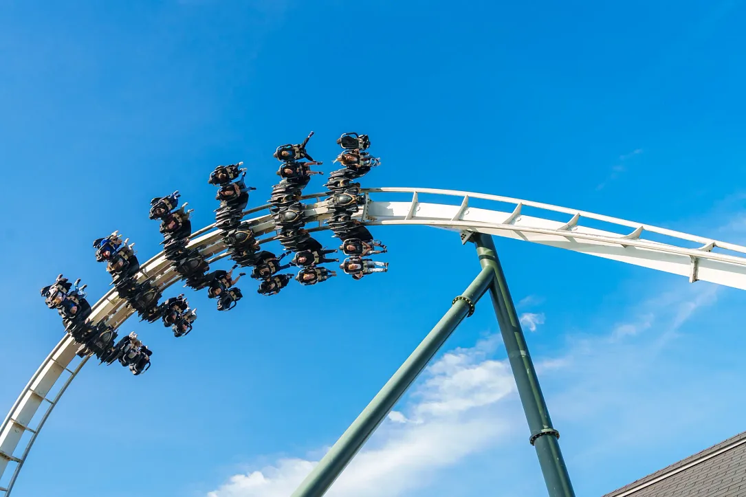 Fahrgäste im Wing Coaster Flug der Dämonen