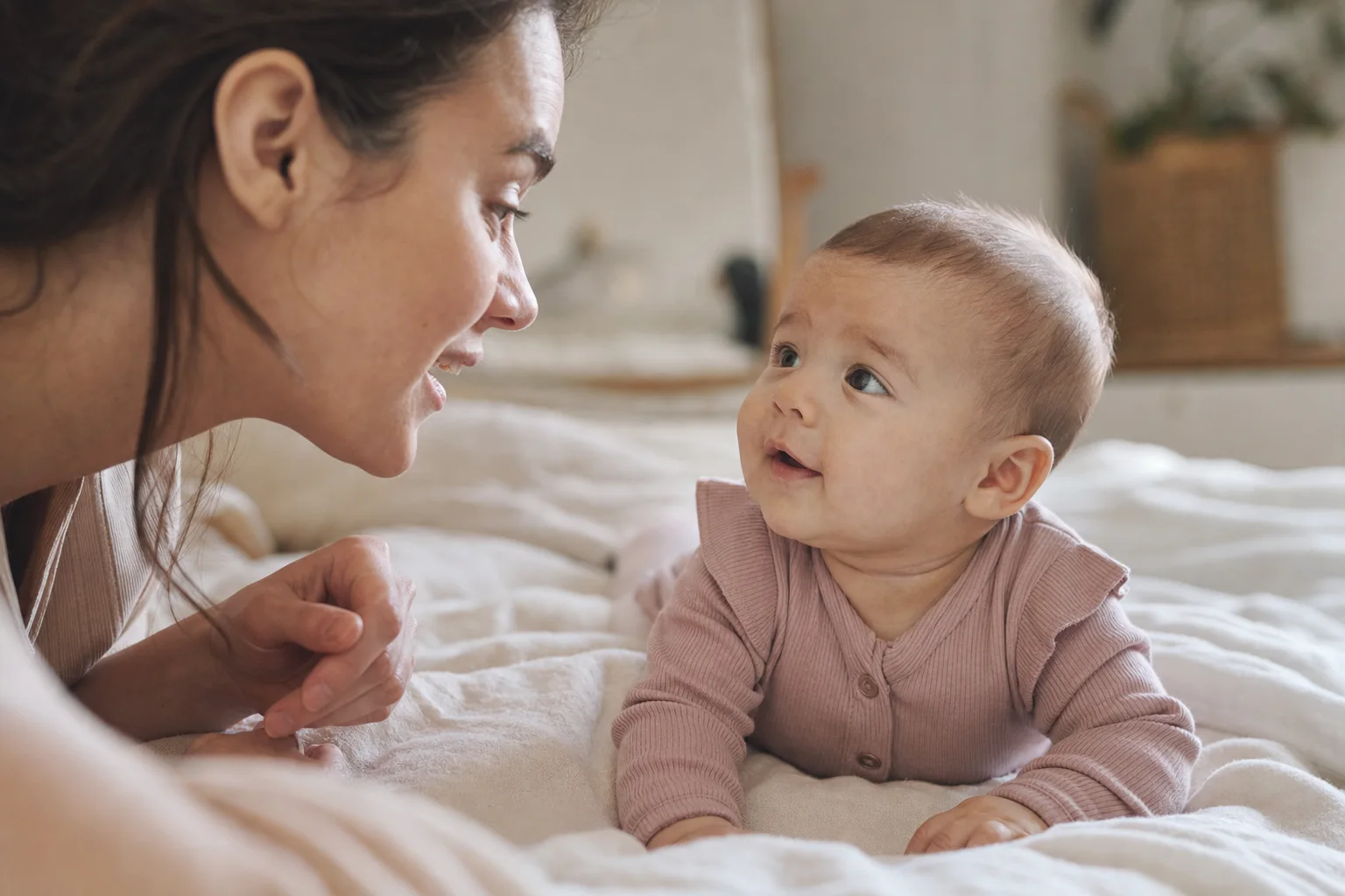 Reagiert das Baby auf Geräusche und Stimmen?