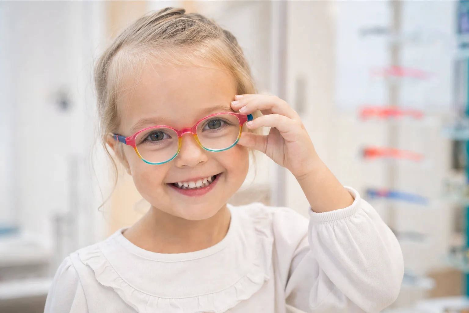 Eine gut sitzende, robuste Brille tragen Kinder gern