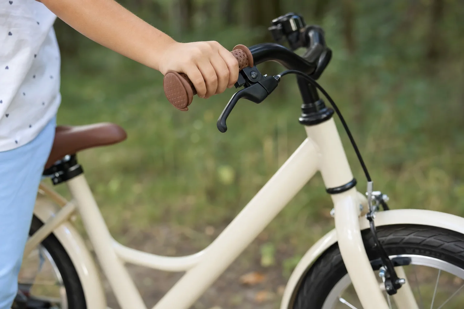 Detail eines Kinderfahrrads mit kindgerechter Handbremse
