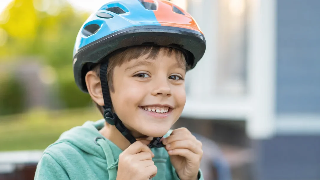 Kind mit gut sitzendem Fahrradhelm