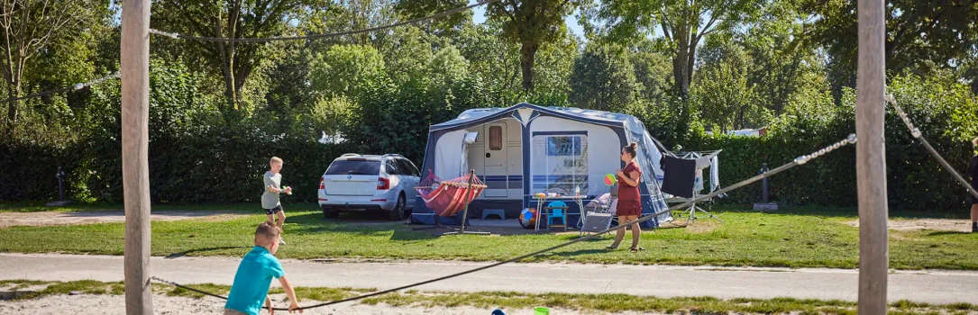 Komfort-Stellplatz mit Spielelement im Recreatiepark de Leistert