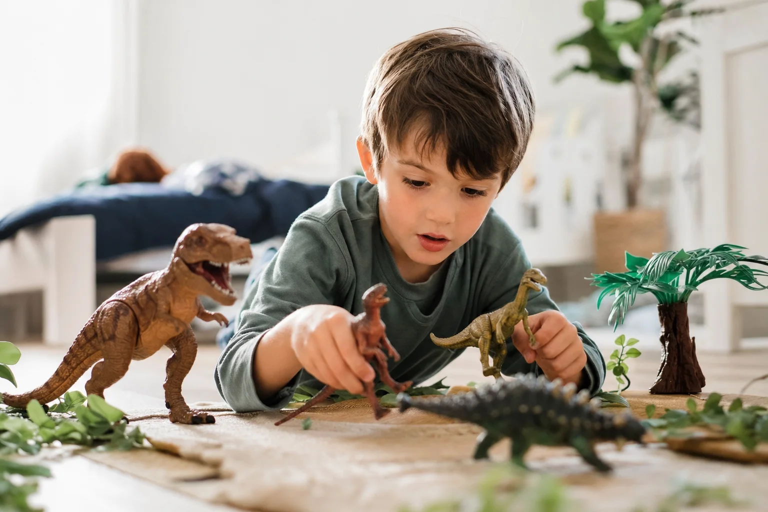 Kind spielt fantasievoll mit Spielfiguren