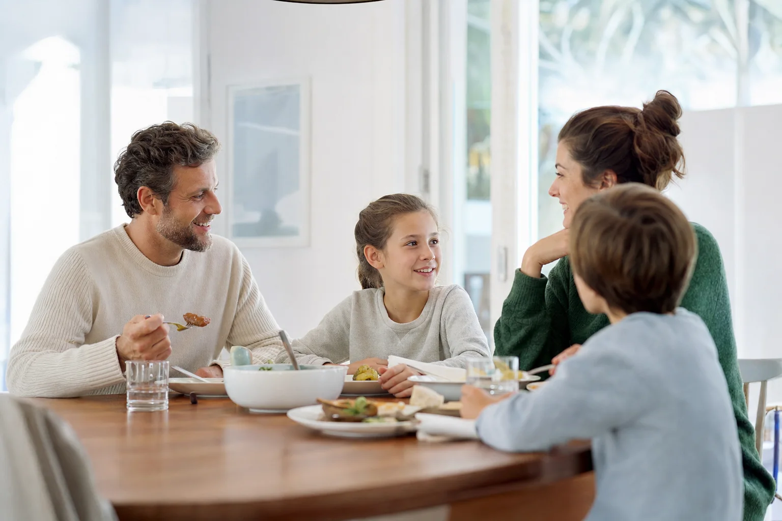 Familie unterhält sich offen und vertraut am Tisch