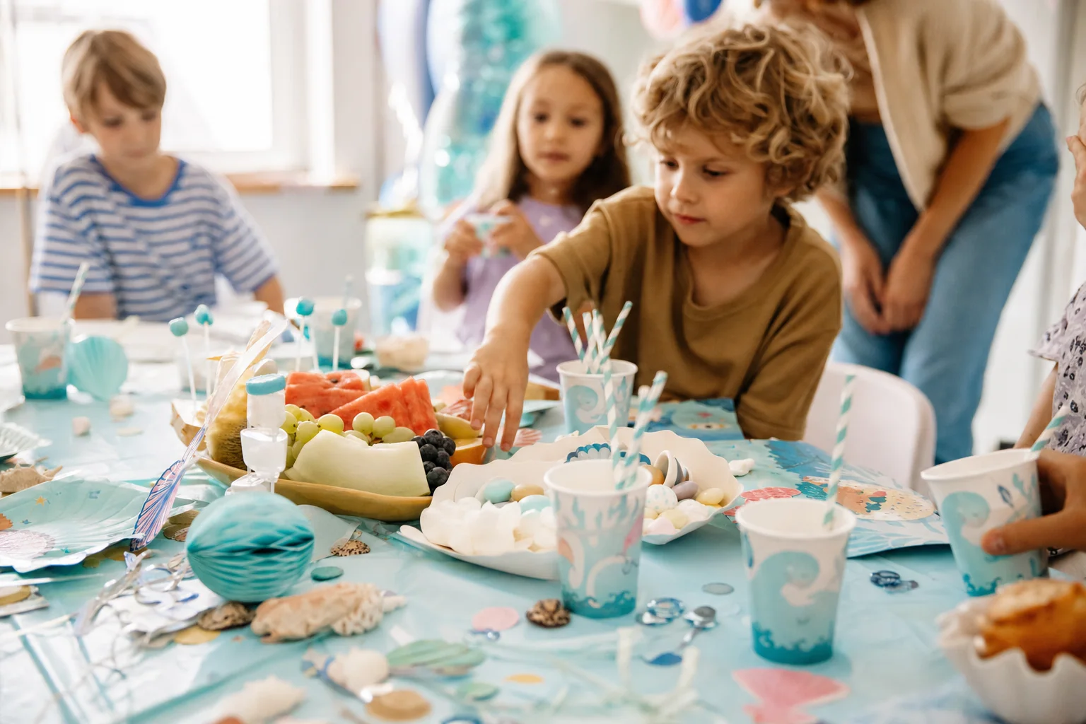 Themengerechte Deko und Snacks für eine Mottoparty