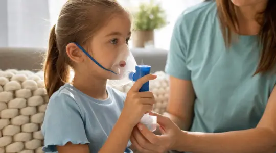 Inhalation und Atemphysiotherapie gehören zur täglichen Behandlung