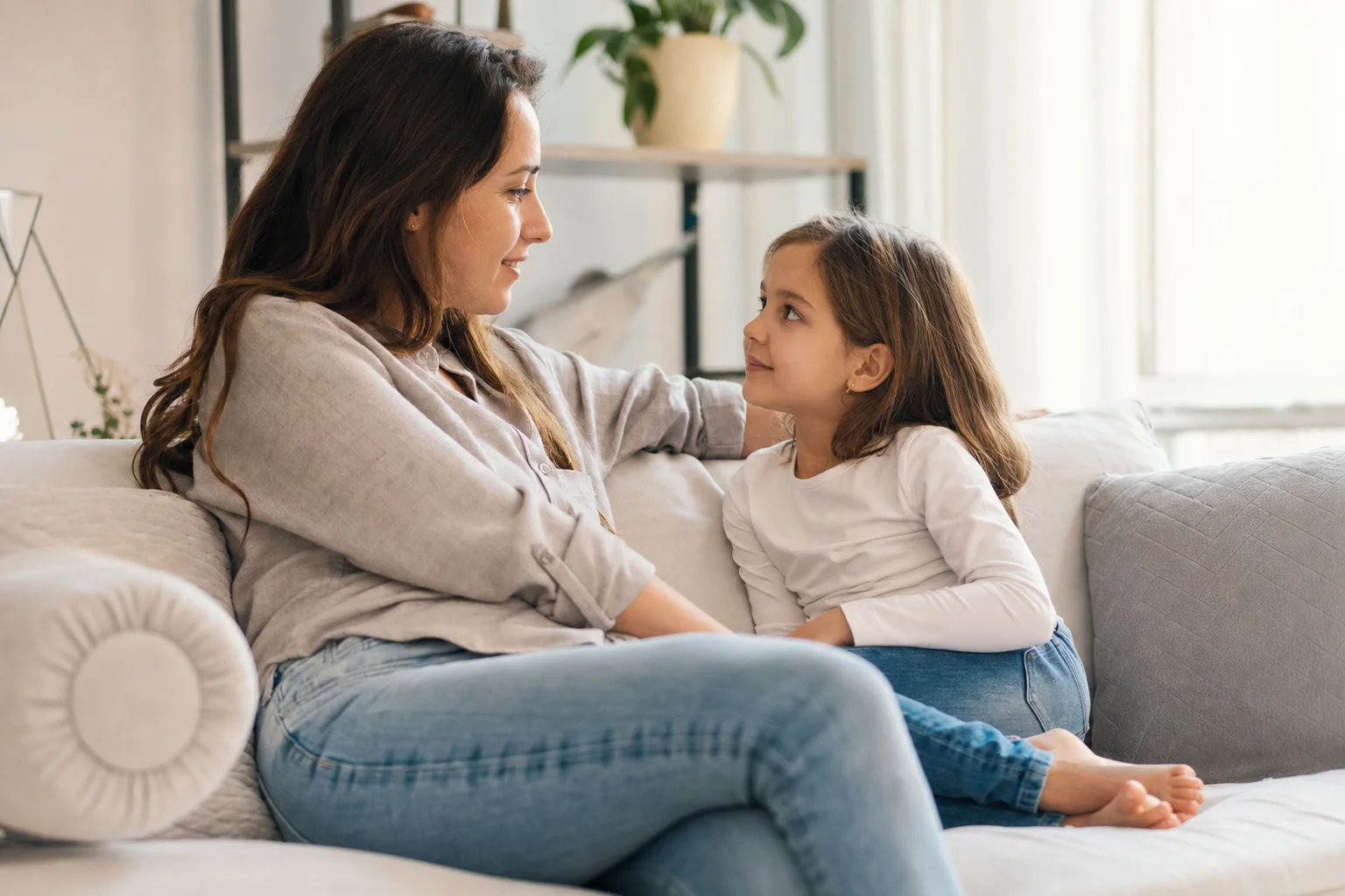 Elternteil und Kind sprechen ruhig miteinander