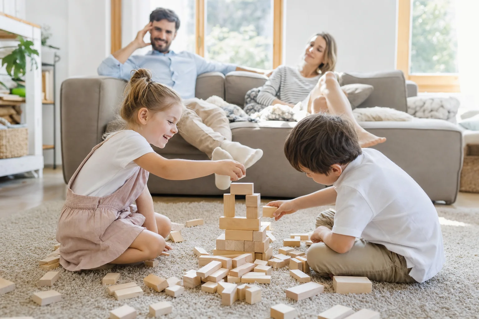 Kinder spielen vergnügt zusammen, Erwachsene entspannt