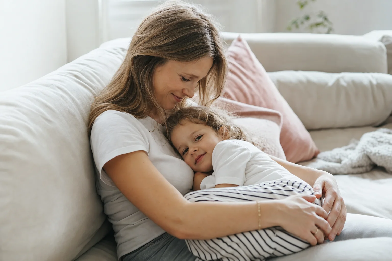 Mutter genießt exklusive Kuschelzeit mit einem Kind