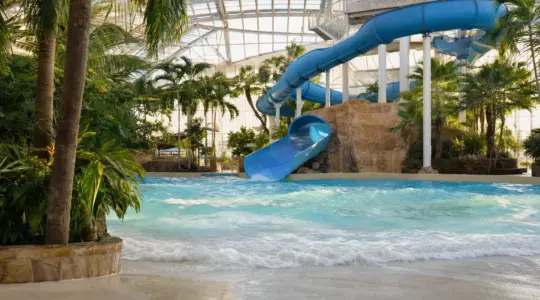 Subtropisches Erlebnisbad mit Wasserrutsche