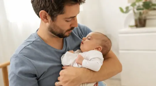 Eltern beobachten die Atmung ihres Babys bei einem Atemwegsinfekt
