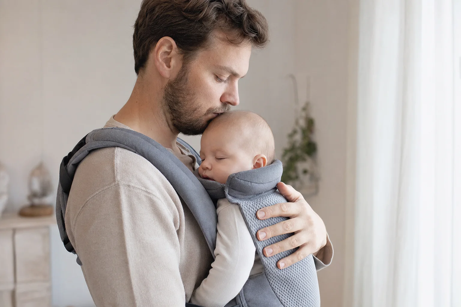 Elternteil trägt sein Baby beruhigt in einer Tragehilfe