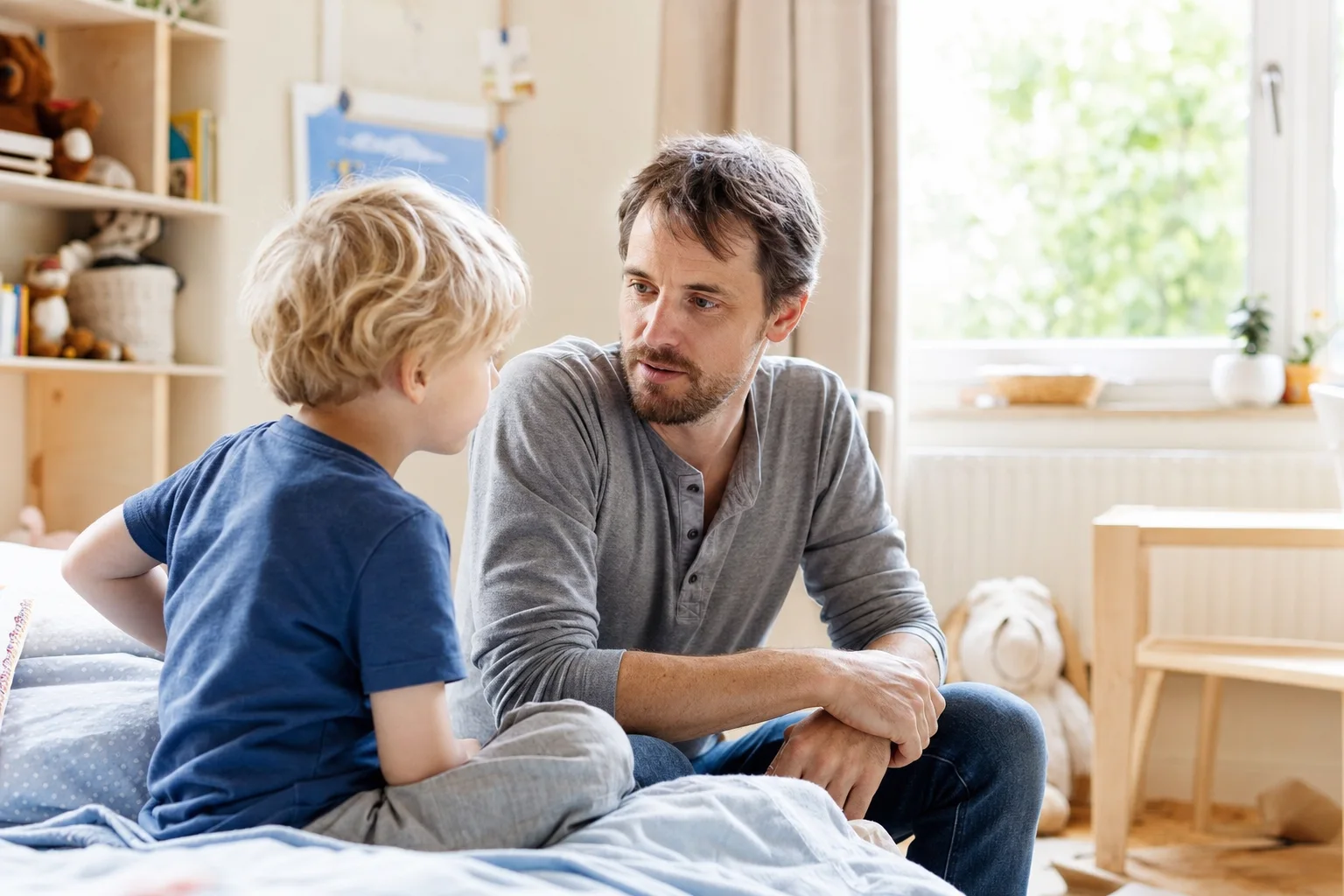 Elternteil und Kind unterhalten sich entspannt ohne Eile