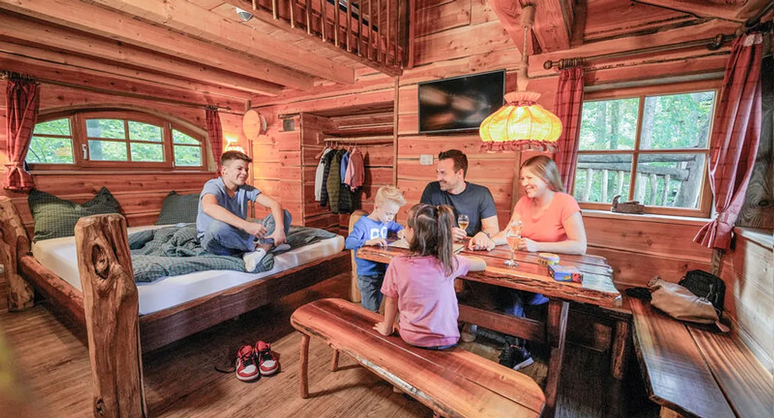 Familie im Baumhaus im Natur-Resort Tripsdrill