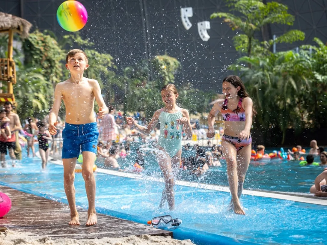 Lagune mit Sandstrand bei Tropical Islands