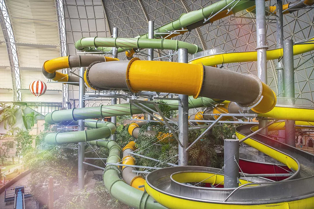 Wasserrutschen am Rutschenturm von Tropical Islands