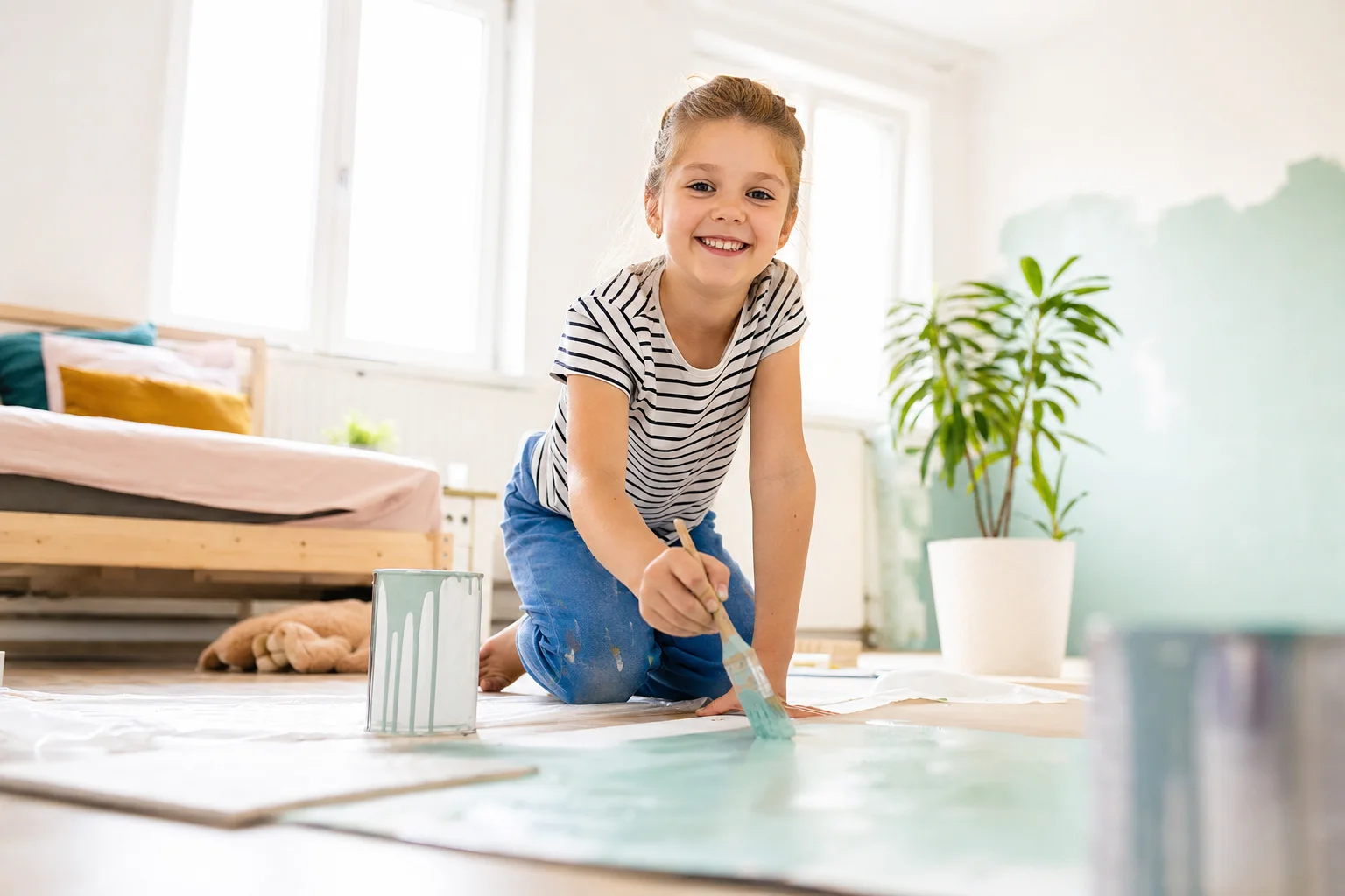 Kind gestaltet stolz sein neues Zimmer mit