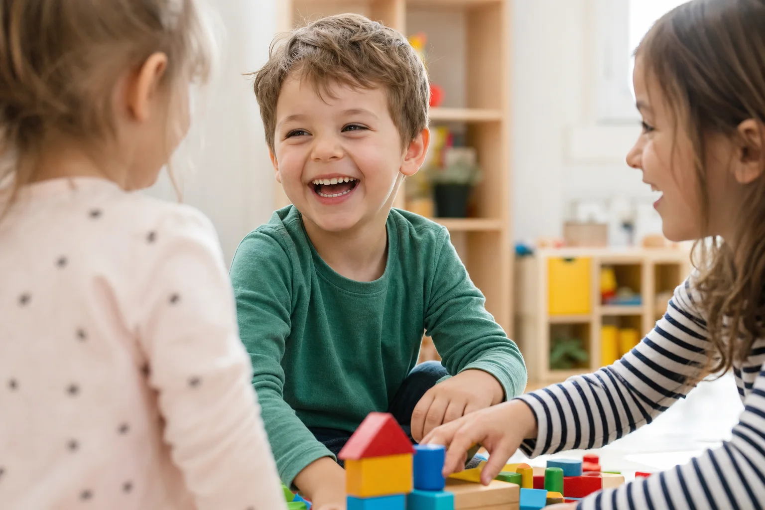Vorschulkind spielt vergnügt mit anderen Kindern