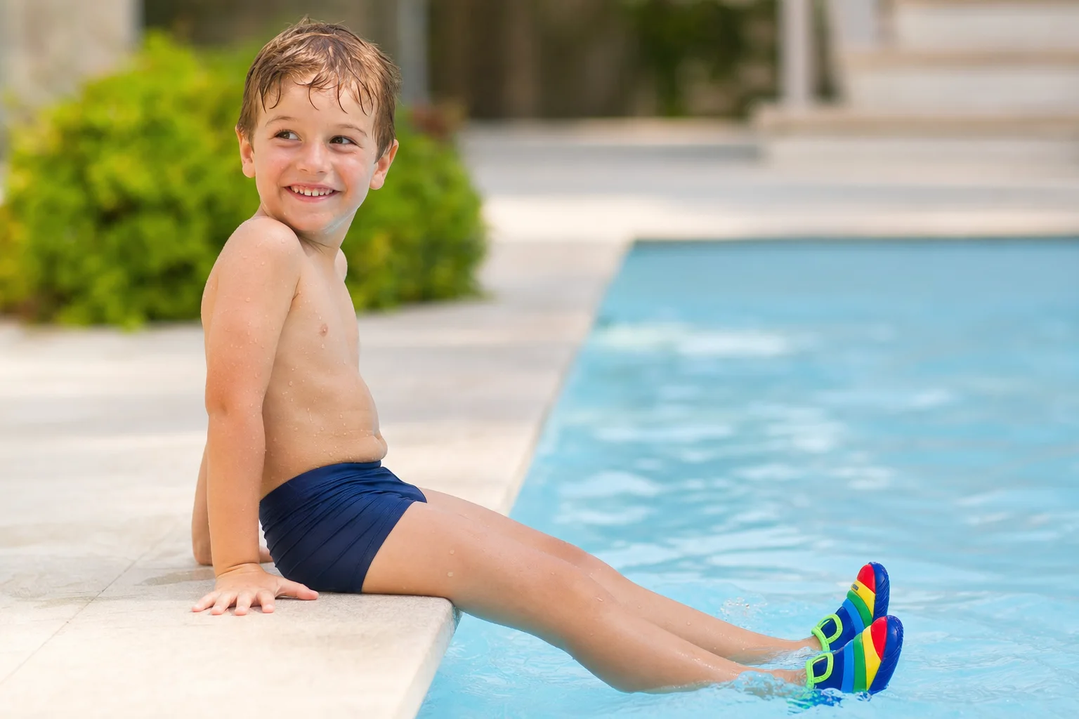 Badeschuhe schützen im Schwimmbad vor Warzen