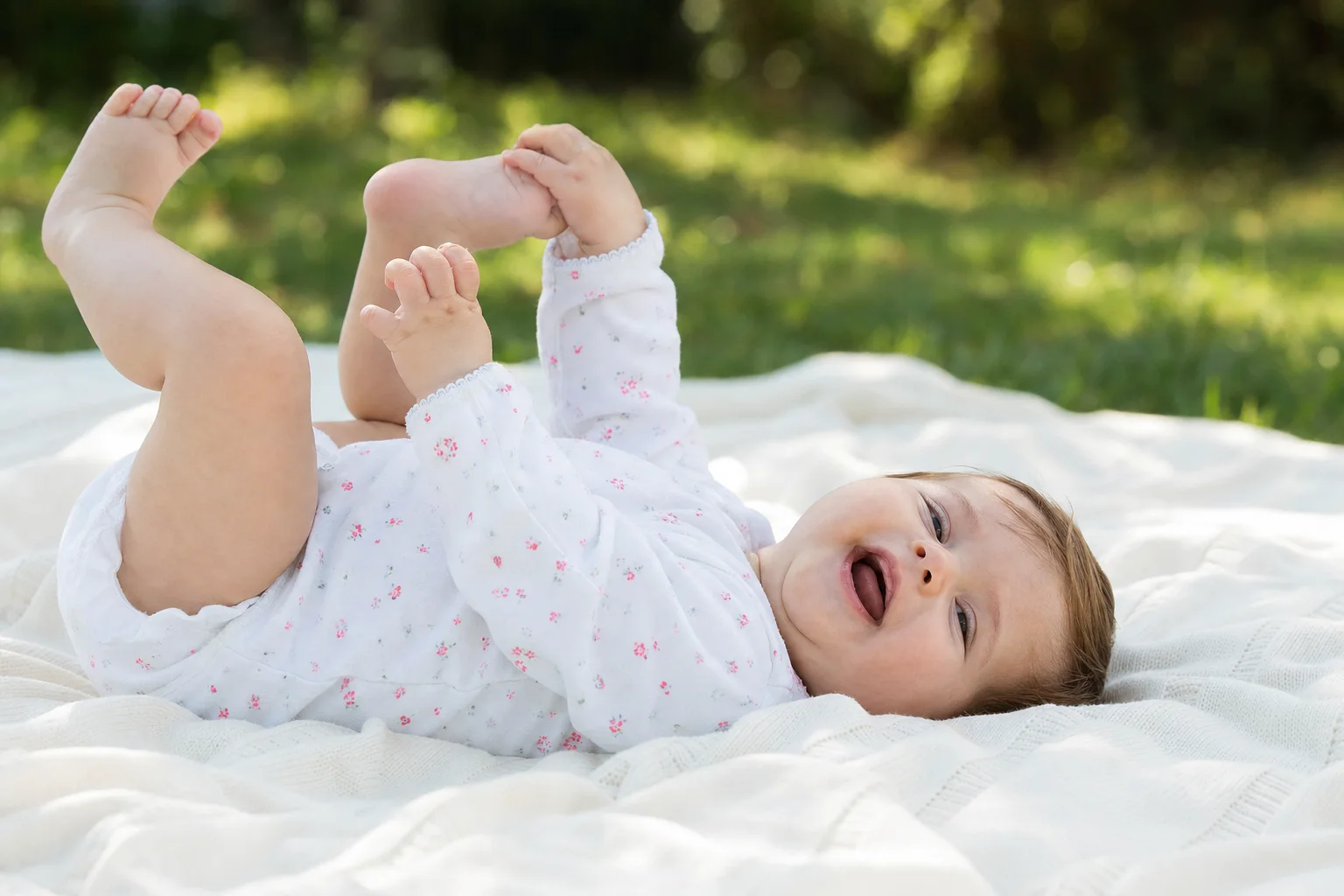 Baby strampelt vergnügt an der frischen Luft