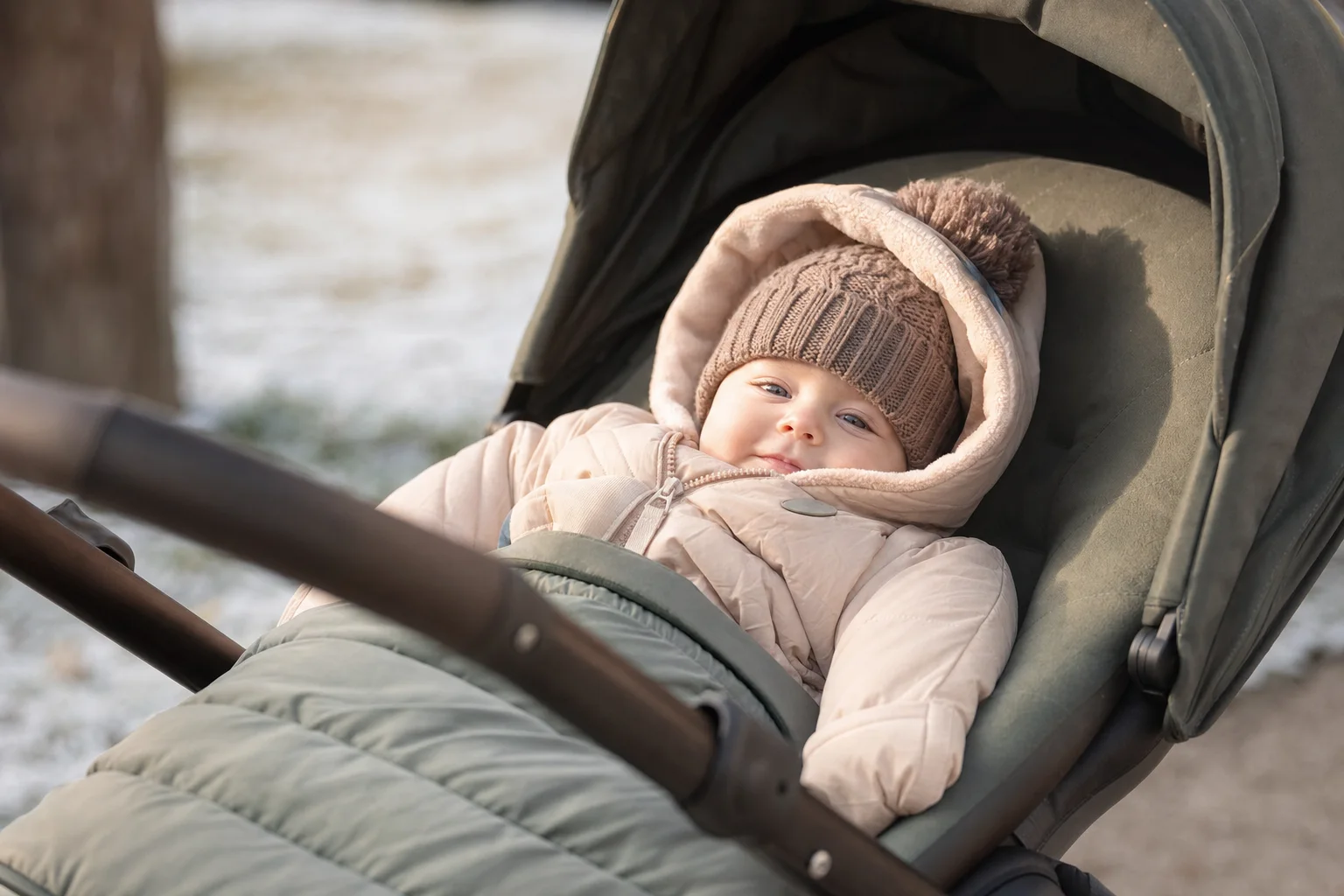 Warm eingepacktes Baby mit Mütze im Winter