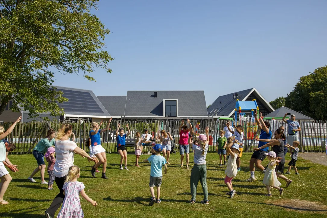 Animationsteam mit Kindern bei Camping Zonneweelde