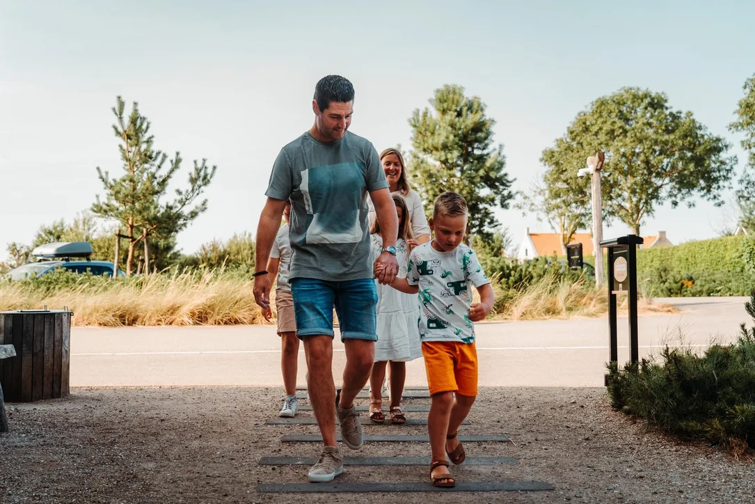 Familie am Eingang von Camping Zonneweelde