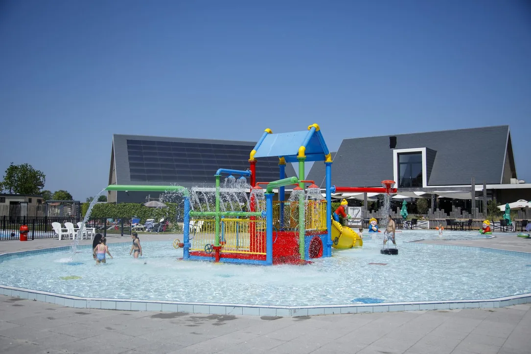 Beheiztes Freibad mit Wasserspielplatz bei Camping Zonneweelde