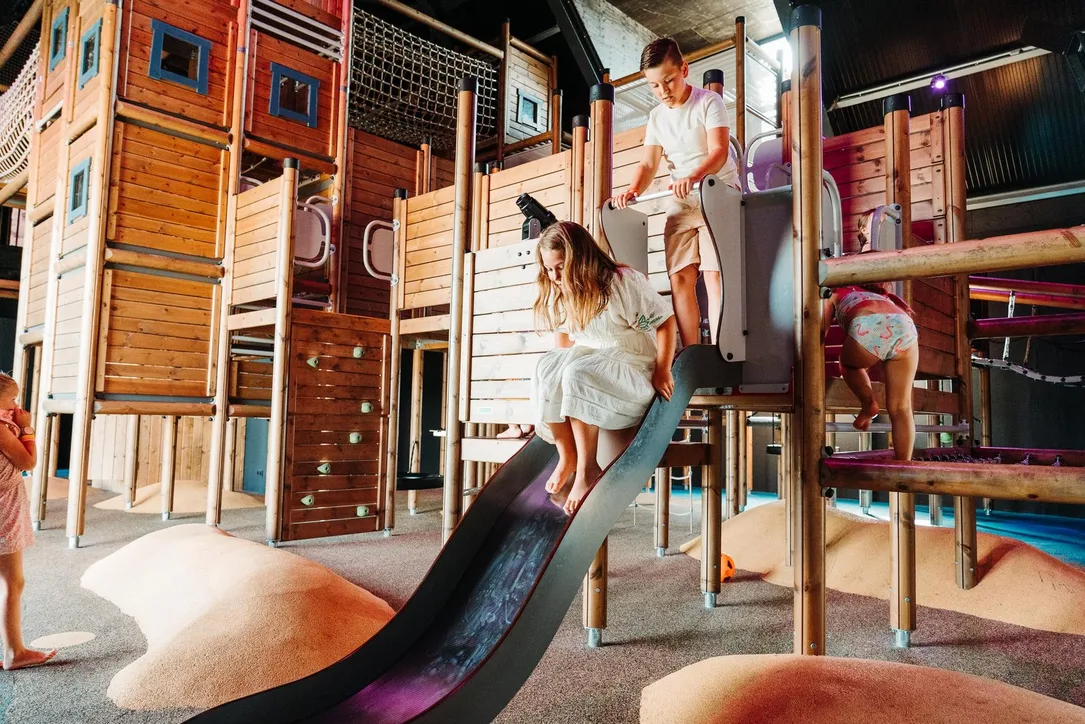 Indoor-Spielplatz mit Holzklettergerüst bei Camping Zonneweelde